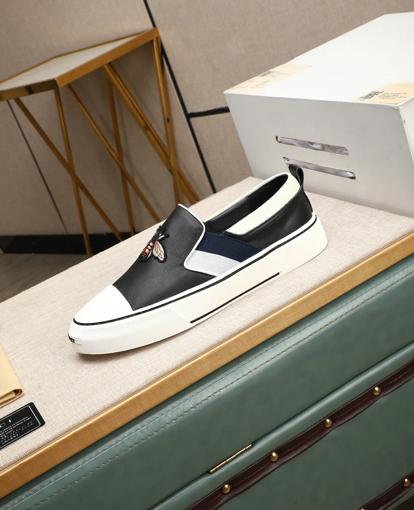 Men's shoes 💰460 GUCCI🔍🔍The latest models are on sale at the same time at the counter. Original calfskin imported from Italy, genuine leather lining, (high-end, extravagant, and classy) with exquisite workmanship. Soles: Original soles specially provided by the original factory. ⚠Exclusive double-layer movable molded soles are super comfortable⚠. Photos of the real thing🎬The real thing is even better🔍🔍"High quality·Follow the order" Code number 38-44